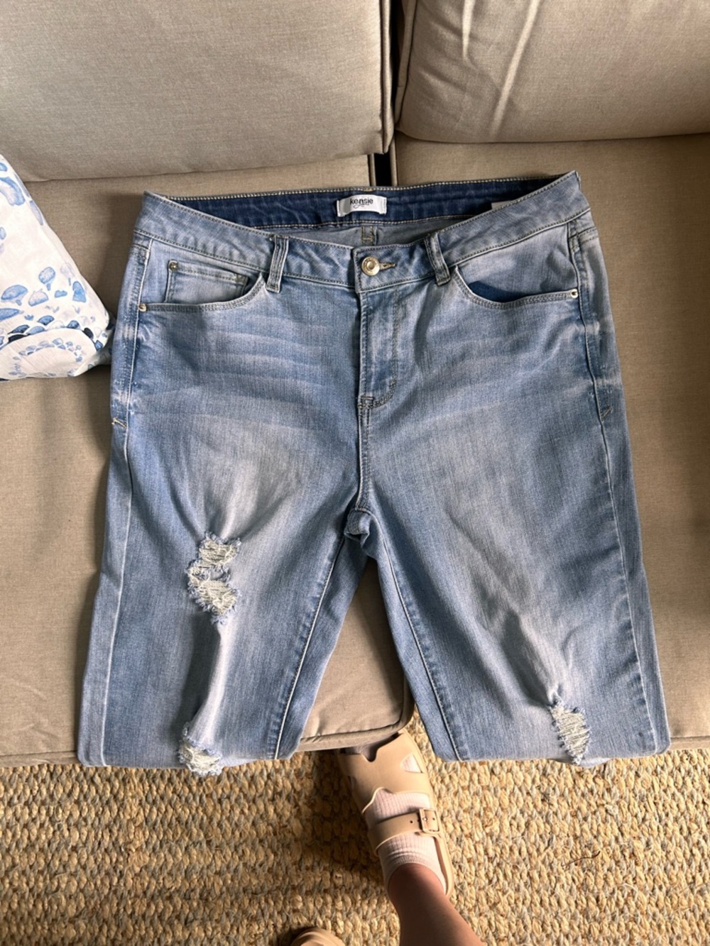 Kensie Light Blue Distressed Cropped Jeans